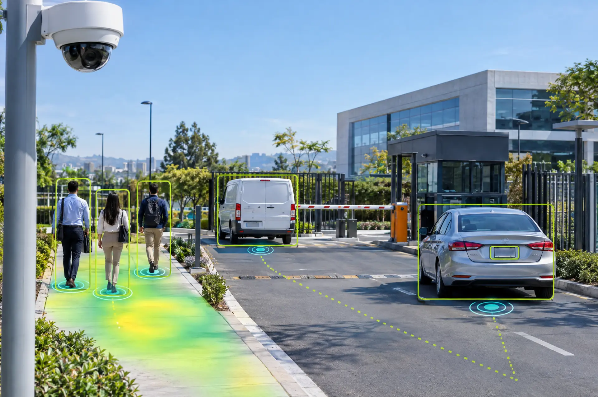 Cámara de seguridad domo sobre la entrada de un campus corporativo, con recuadros de detección sobre peatones y vehículos, lectura de placas y mapa de calor sobre la acera